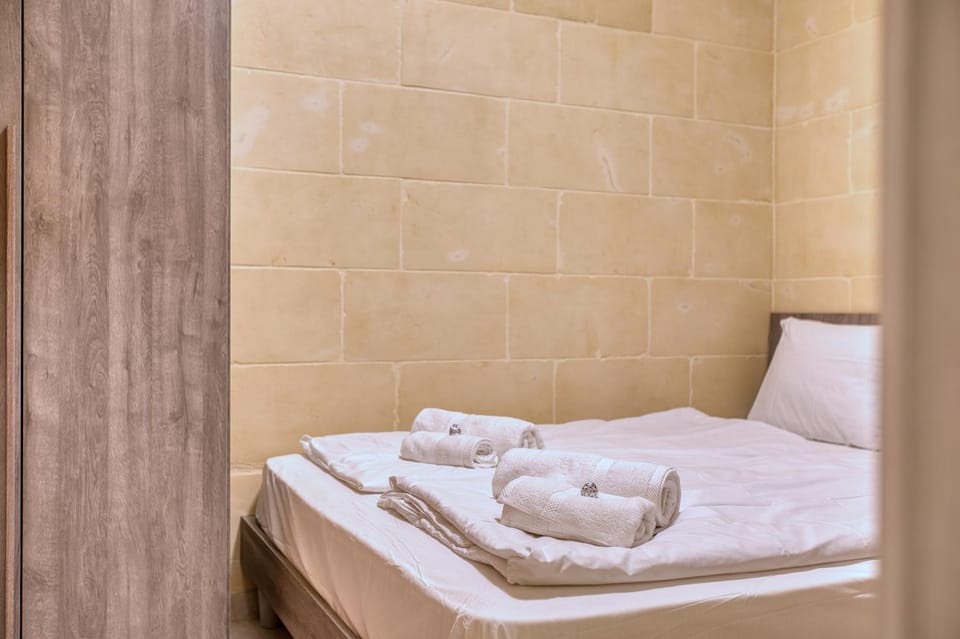 Bed, towels