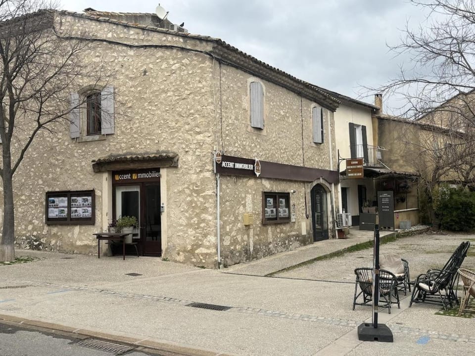 Studio au coeur d'Eygalières avec terrasse privée Apartment in Provence-Alpes-Côte d'Azur