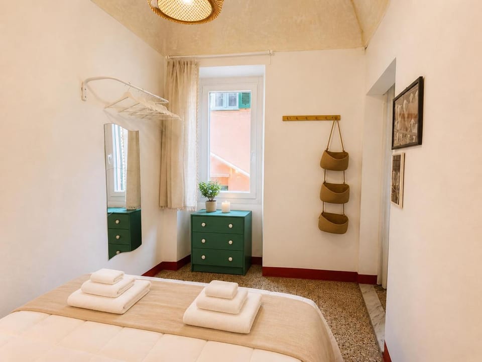 Bed, Bedroom, towels