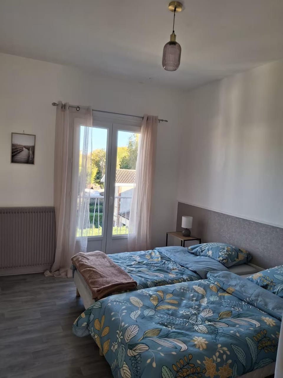 Photo of the whole room, Bedroom