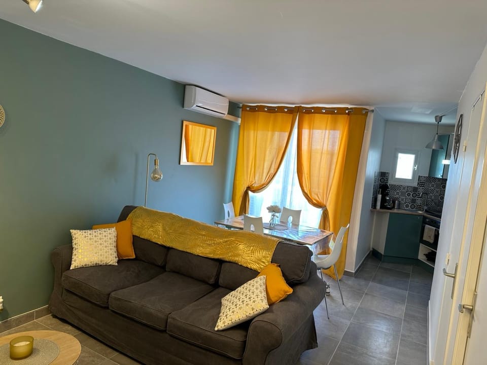Communal lounge/ TV room, Living room, Dining area