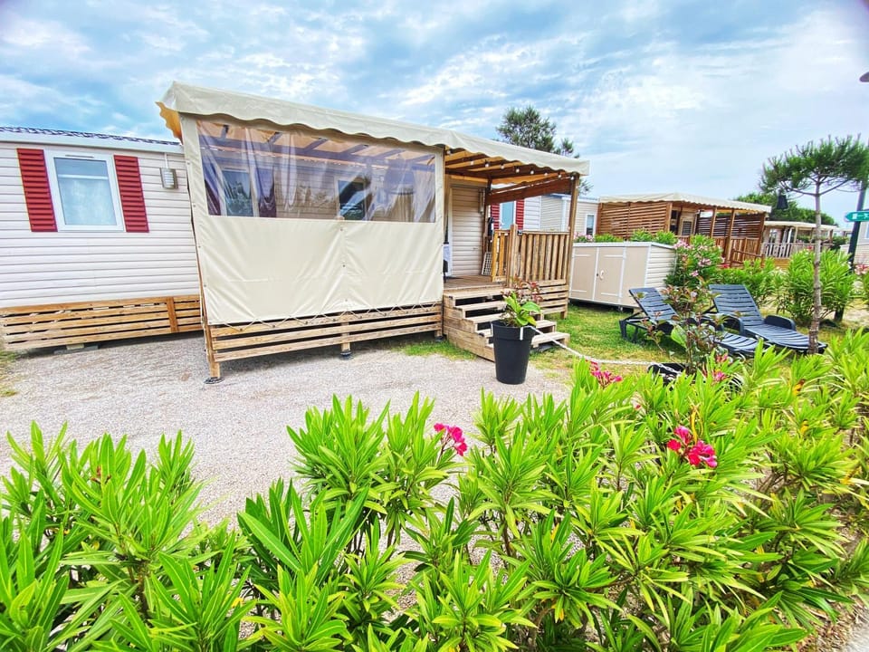 Property building, Patio, Garden, Garden view, Parking