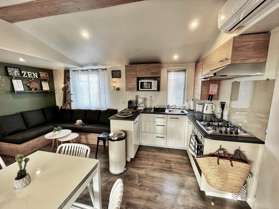 Kitchen or kitchenette, Living room, Seating area, Dining area, dishwasher, oven, stove, air conditioner