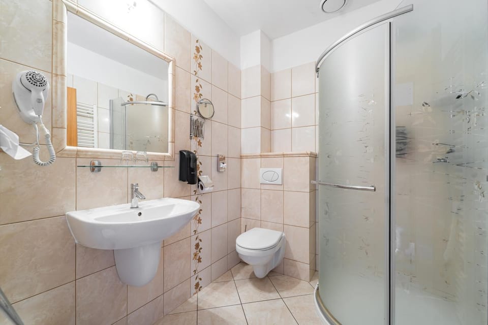 Shower, Toilet, Bathroom, towels