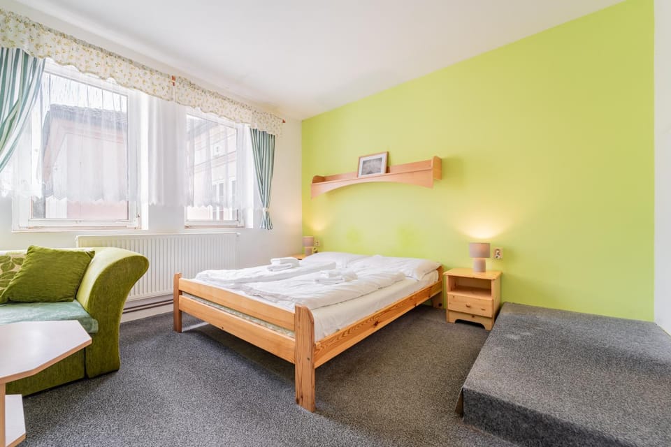 Bed, Photo of the whole room, Seating area, Bedroom