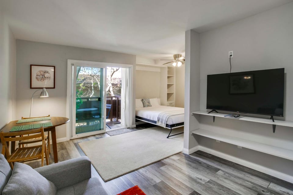 San Diego Studio w/ Pool Access, 5 Mi to Comic-Con Apartment in Point Loma