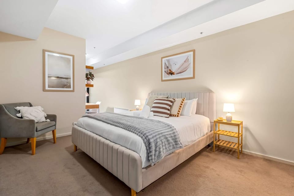 The Luxe Terrace - City Views, Free parking & Pool Apartment in Southbank