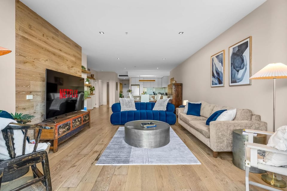 The Luxe Terrace - City Views, Free parking & Pool Apartment in Southbank