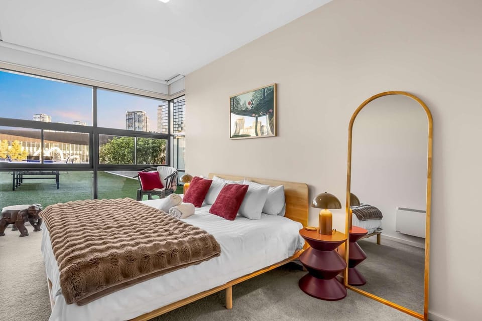 The Luxe Terrace - City Views, Free parking & Pool Apartment in Southbank