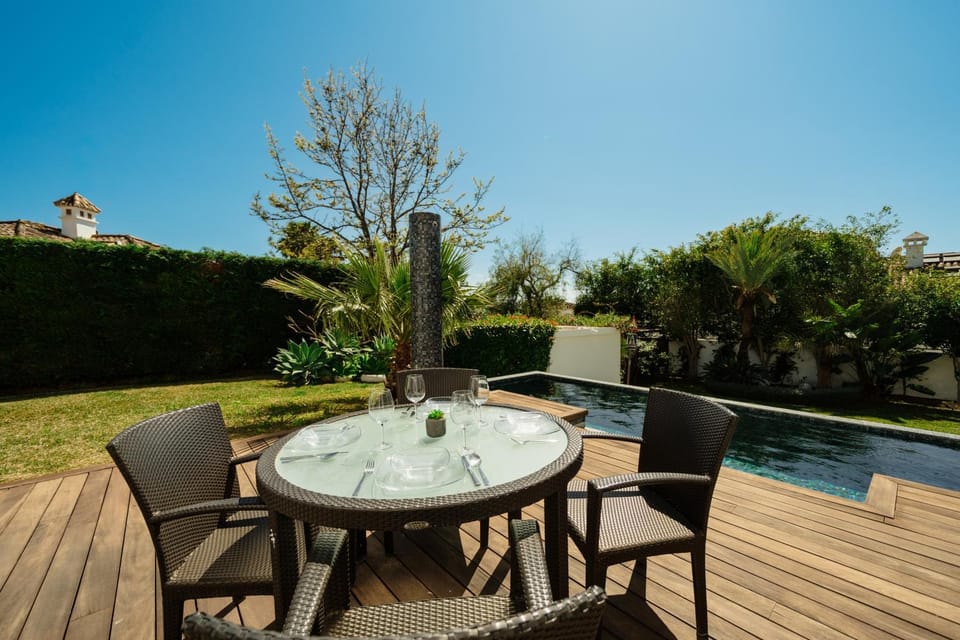 Villa Privada con Piscina y Jardín en Las Chapas, Marbella Villa in Marbella