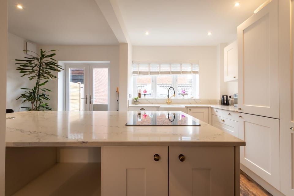 Open Mind Property - Hot Tub Retreat Sleeps 9 Apartment in Poole