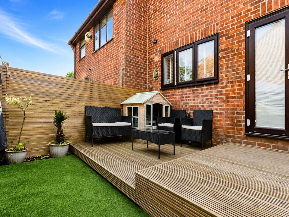Open Mind Property - Hot Tub Retreat Sleeps 9 Apartment in Poole