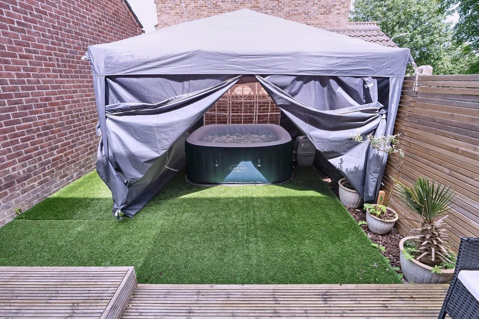Open Mind Property - Hot Tub Retreat Sleeps 9 Apartment in Poole