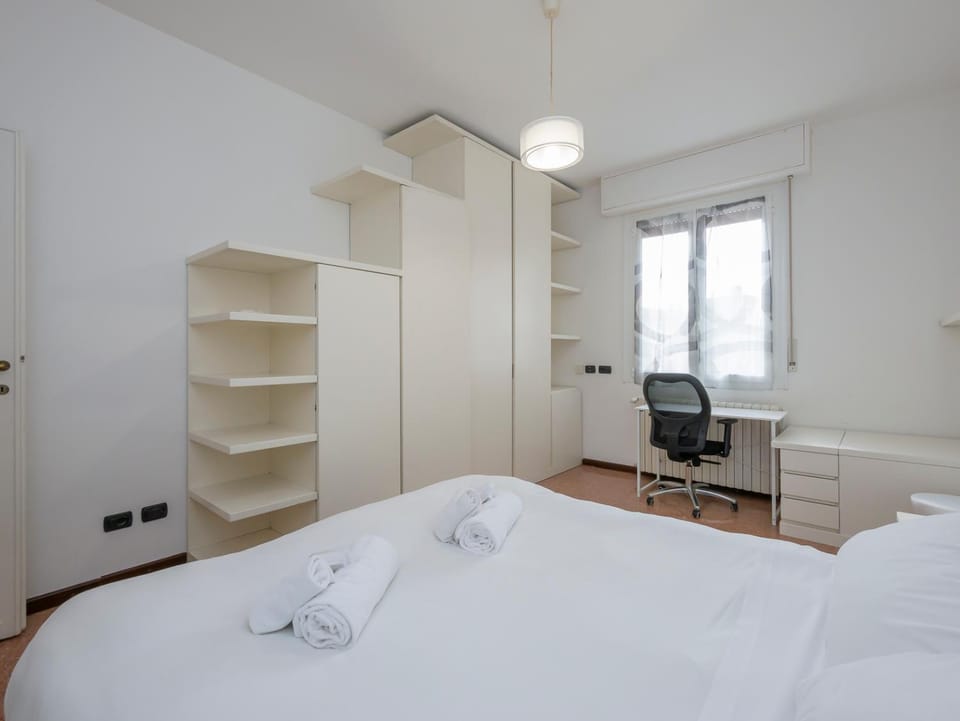 HomeLovers Bright and White House Navigli District Apartment in Milan