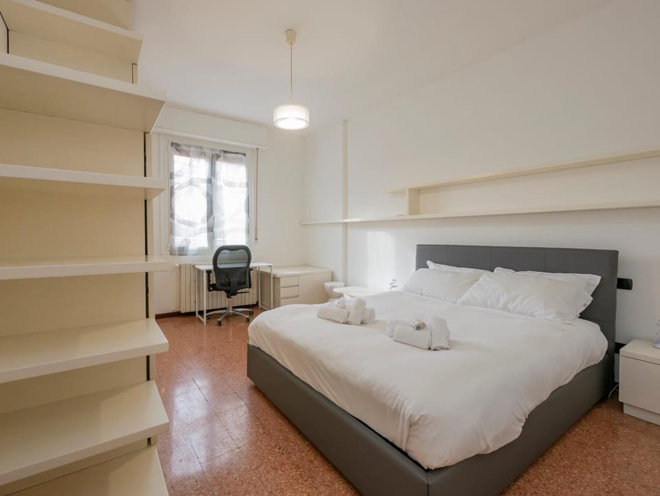 HomeLovers Bright and White House Navigli District Apartment in Milan