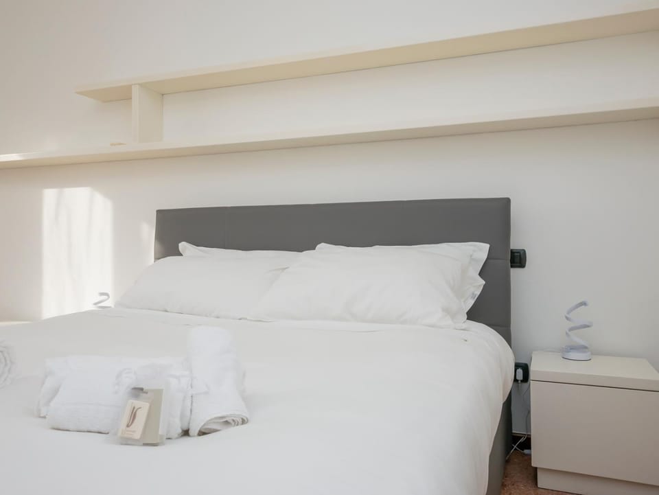 HomeLovers Bright and White House Navigli District Apartment in Milan