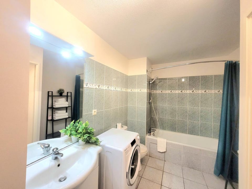 Toilet, Bathroom, Decorative detail, Bath, towels