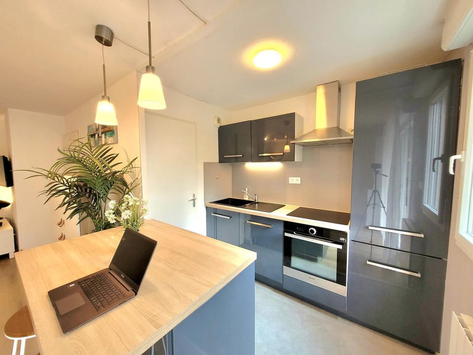 Coffee/tea facilities, Kitchen or kitchenette, dishwasher, oven, stove, kitchen