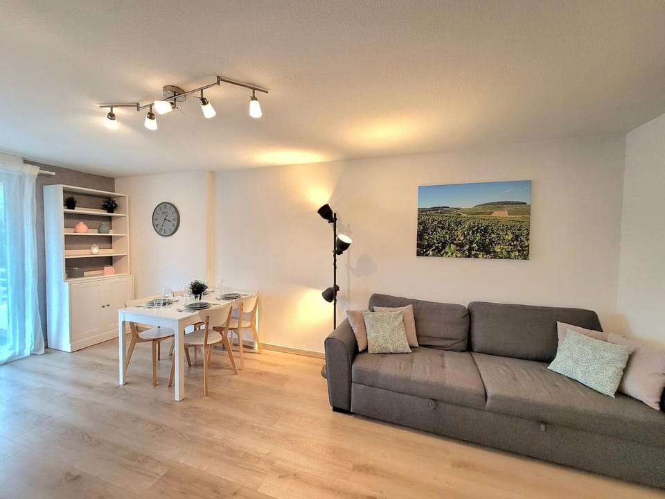 Bed, Night, TV and multimedia, Living room, Decorative detail, Seating area