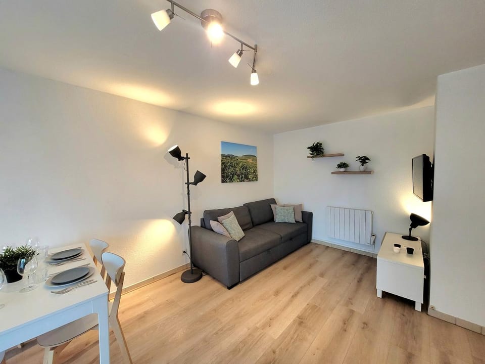 Bed, Night, TV and multimedia, Living room, Decorative detail, Seating area