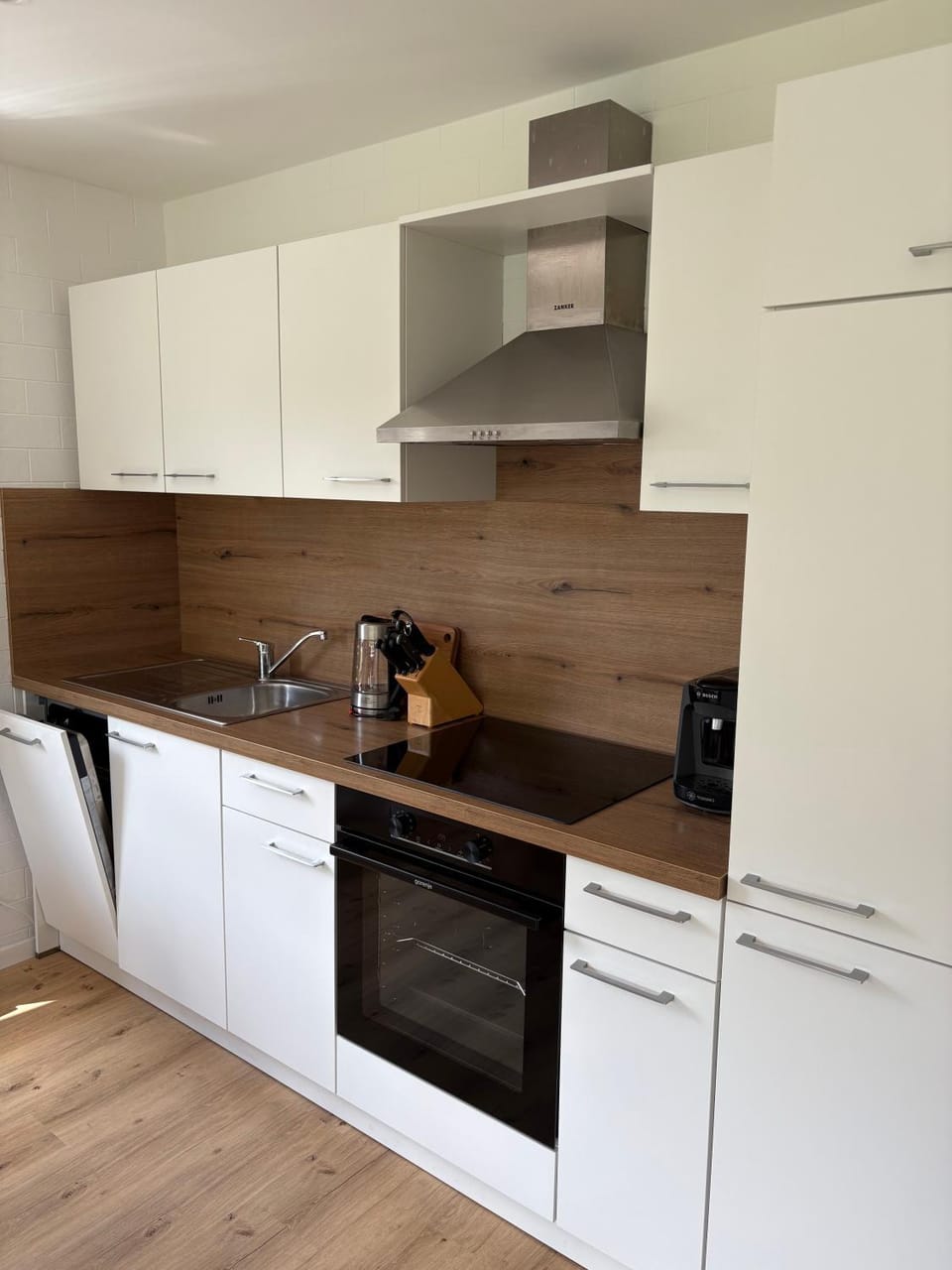 Coffee/tea facilities, Kitchen or kitchenette, dishwasher, stove