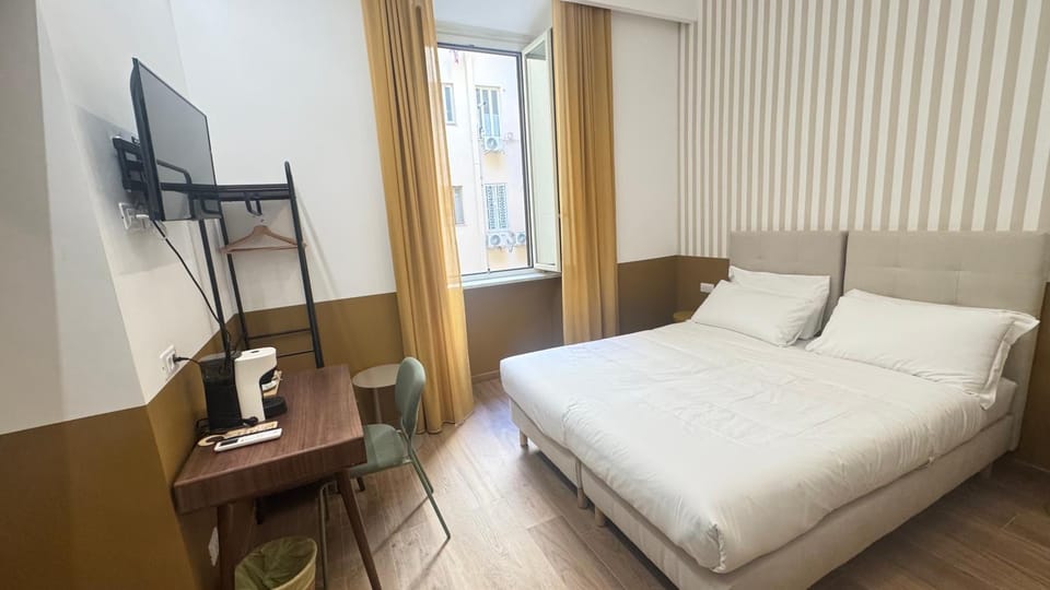 Bed, TV and multimedia, Bedroom