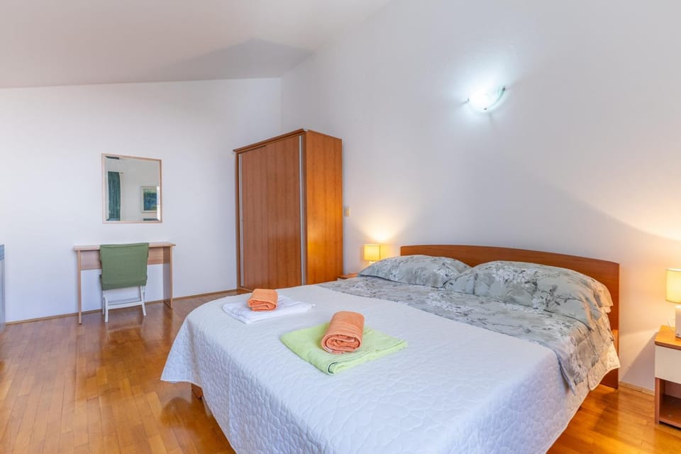 Bed, Bedroom, towels, wardrobe