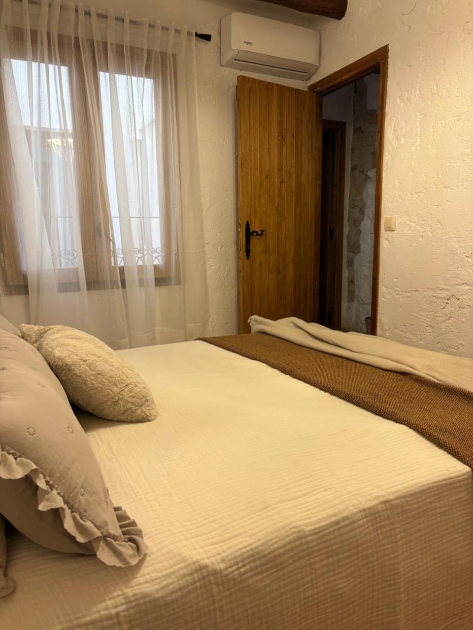Bed, Photo of the whole room, Bedroom, air conditioner
