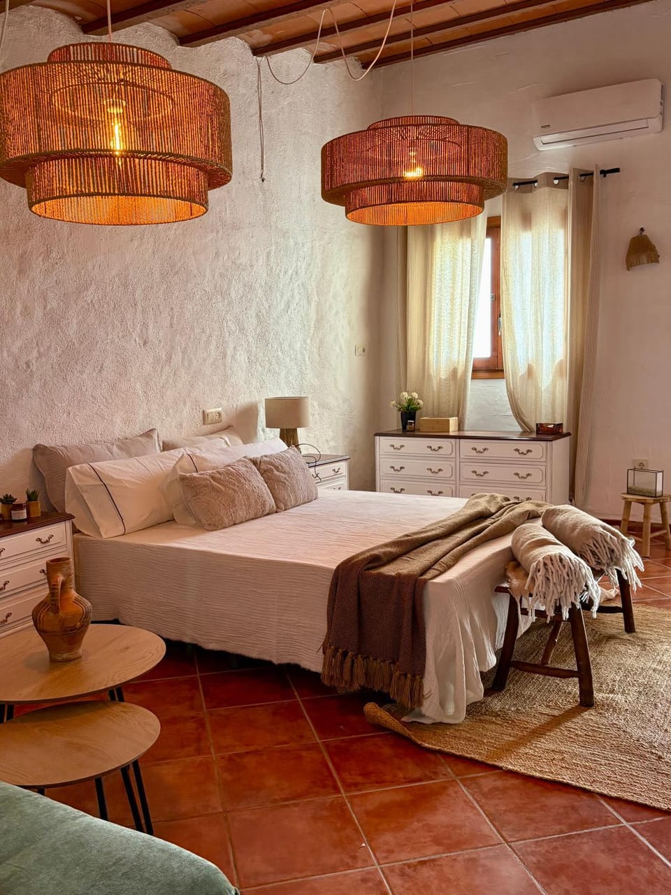 Bed, Photo of the whole room, Bedroom