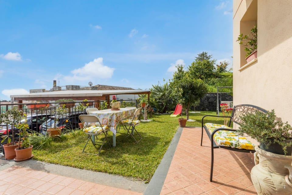 Property building, Balcony/Terrace, Living room