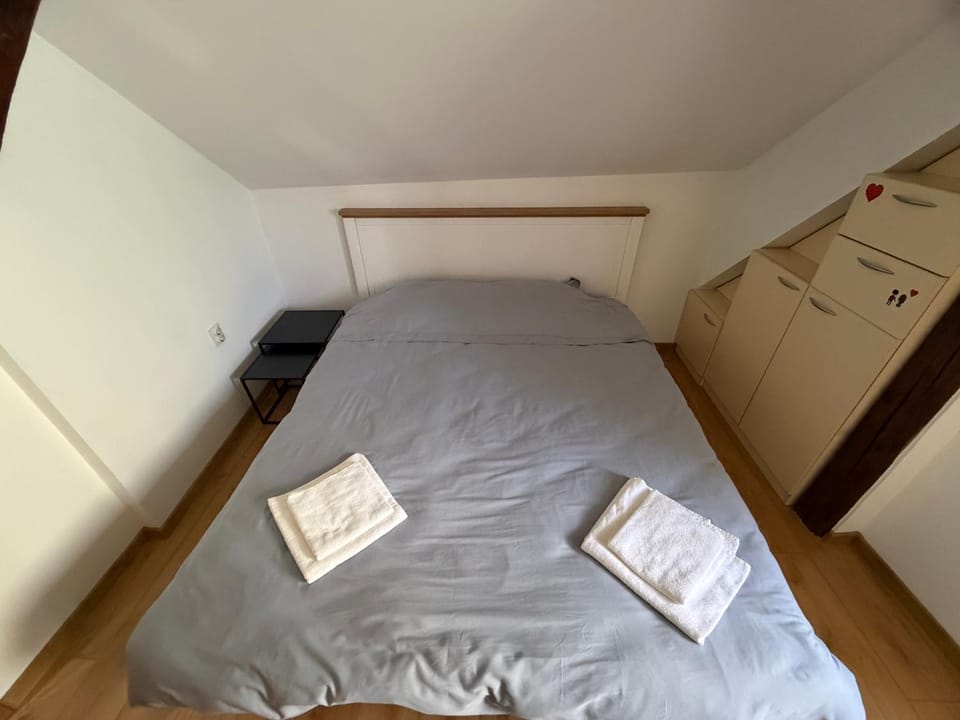 Bed, Bedroom, towels
