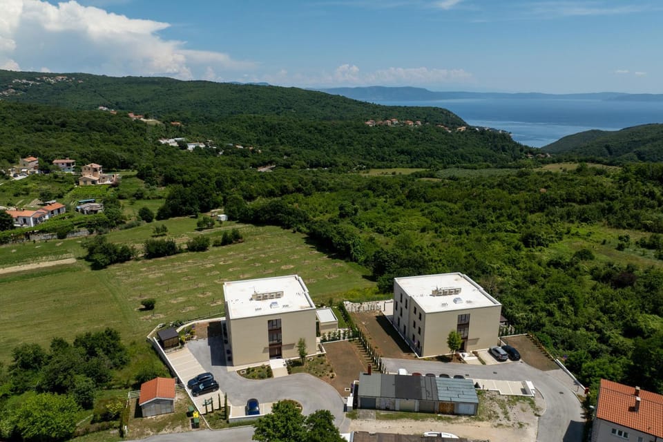 Property building, Nearby landmark, Day, Neighbourhood, Natural landscape, Bird's eye view, Sea view