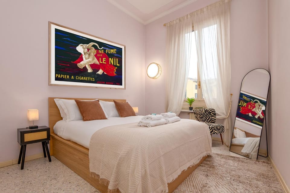 Bed, Photo of the whole room, Decorative detail, Bedroom, towels