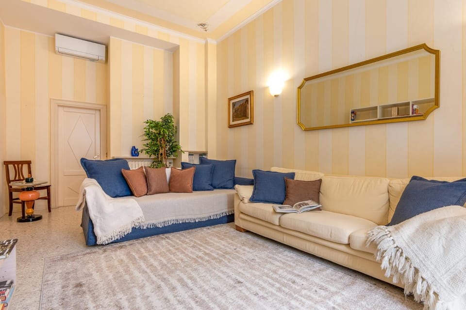 Living room, Photo of the whole room, Seating area, air conditioner