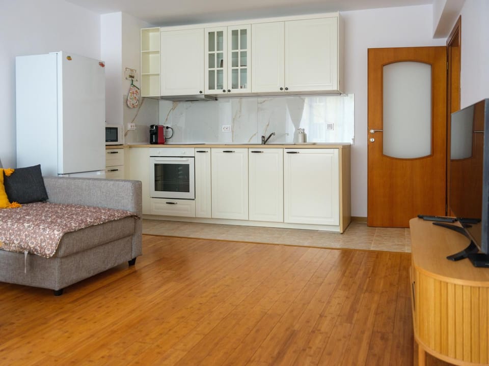 Kitchen or kitchenette, oven, stove