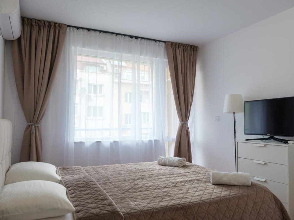 Bed, TV and multimedia, Photo of the whole room, Bedroom