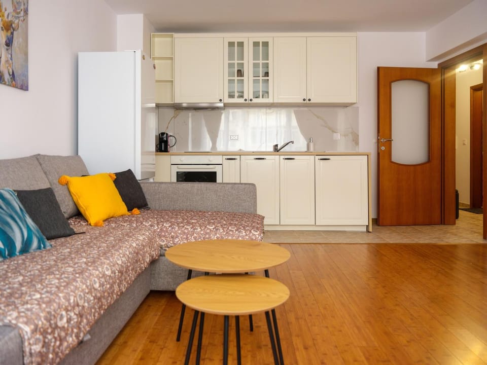 Kitchen or kitchenette, Living room, Seating area, Dining area, dishwasher, oven, stove