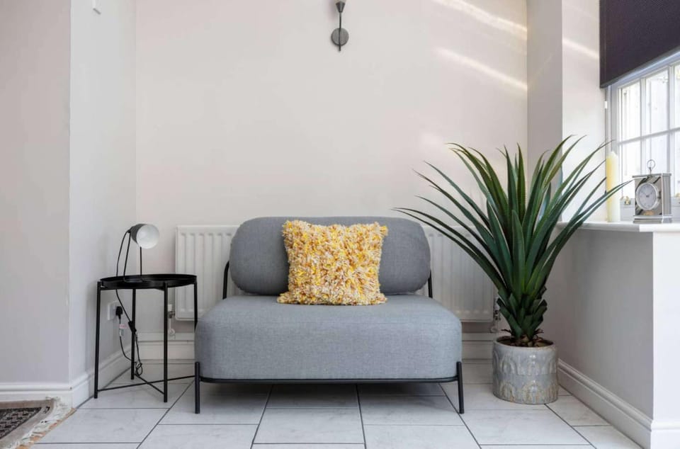 Wild Roses - The Maple House - Beaulieu Park Apartment in Chelmsford