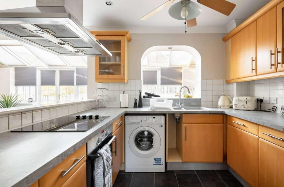 Wild Roses - The Maple House - Beaulieu Park Apartment in Chelmsford