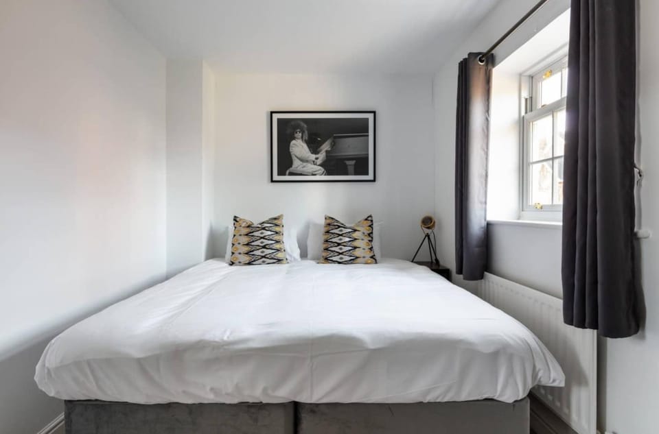 Wild Roses - The Maple House - Beaulieu Park Apartment in Chelmsford