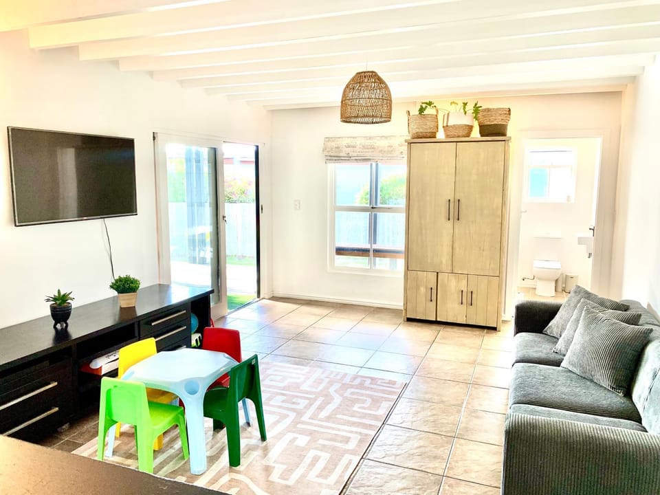 Toilet, Communal lounge/ TV room, young children, young children, young children