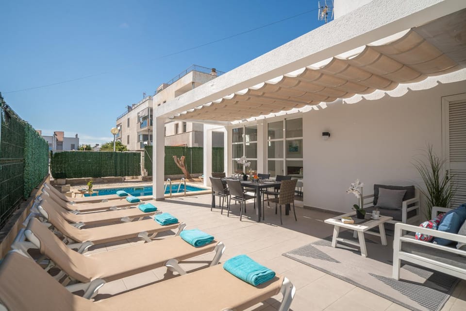 Patio, Balcony/Terrace, Seating area, Swimming pool, sunbed