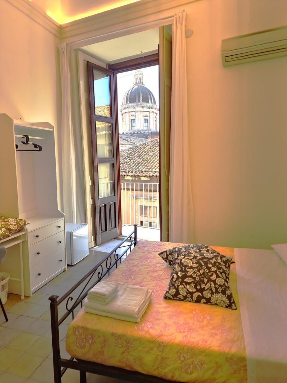Bed, View (from property/room), Balcony/Terrace, Photo of the whole room, Bedroom, towels, air conditioner
