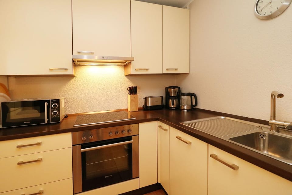 Coffee/tea facilities, Kitchen or kitchenette, stove, toaster