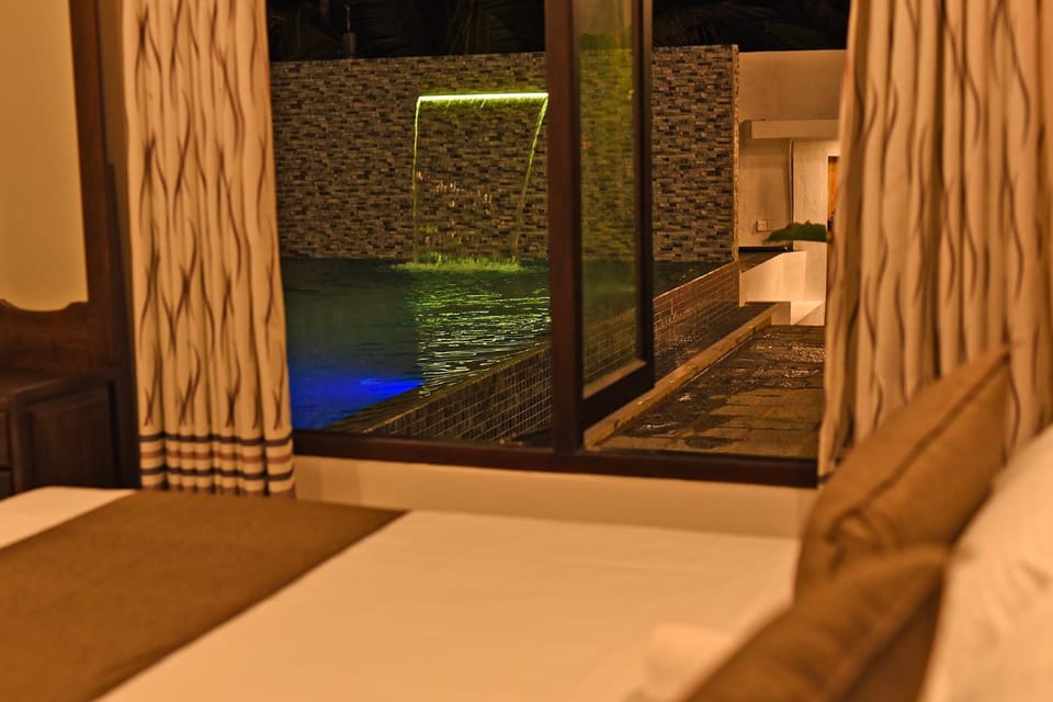 Bedroom, Pool view