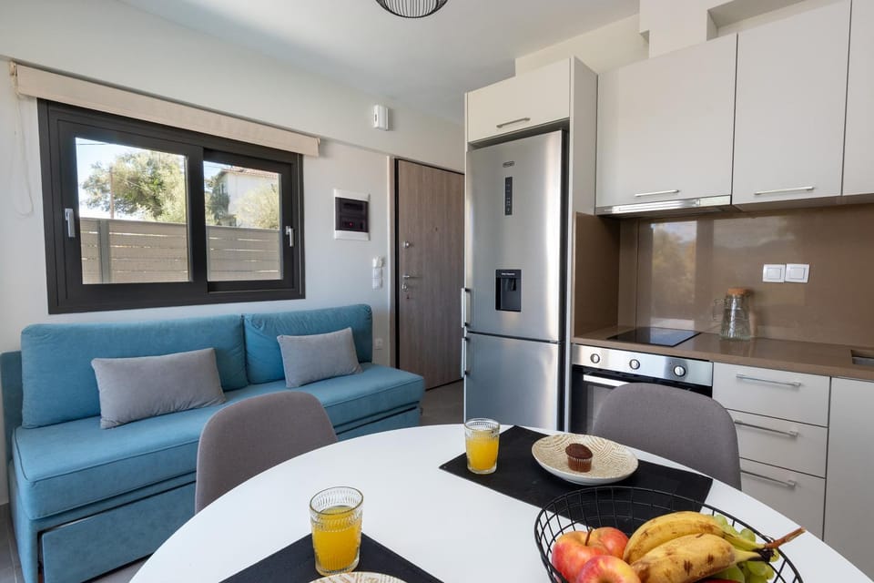Kitchen or kitchenette, Seating area, Dining area, oven