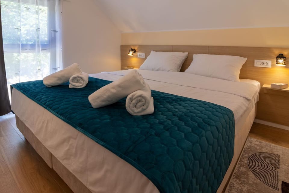 Bed, Bedroom, towels