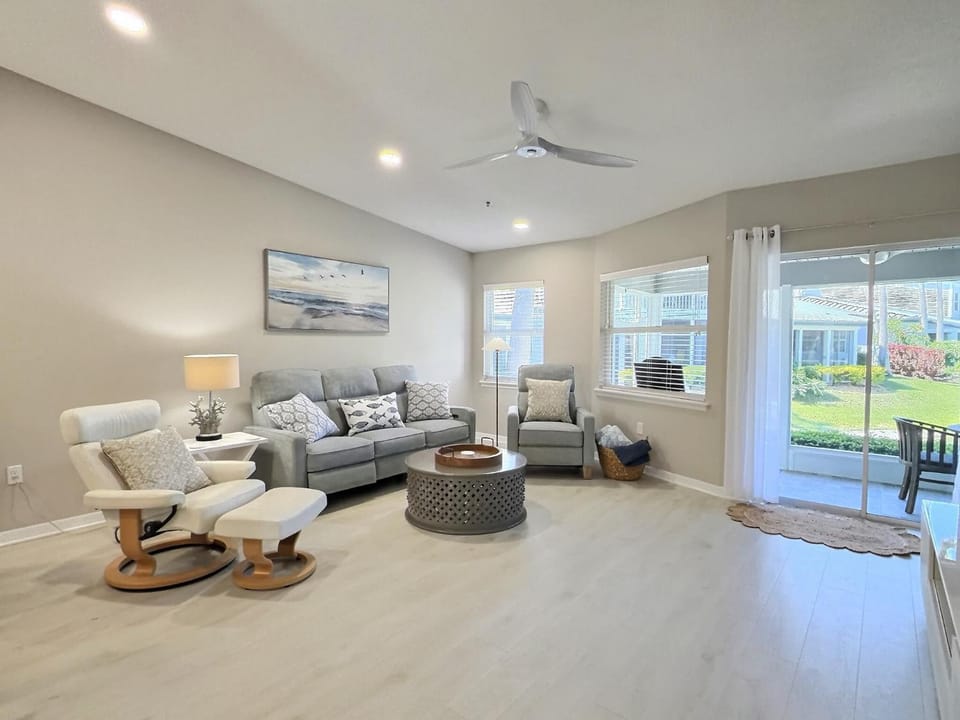 ALL NEW - Resort Amenities and Beach Access House in Siesta Beach