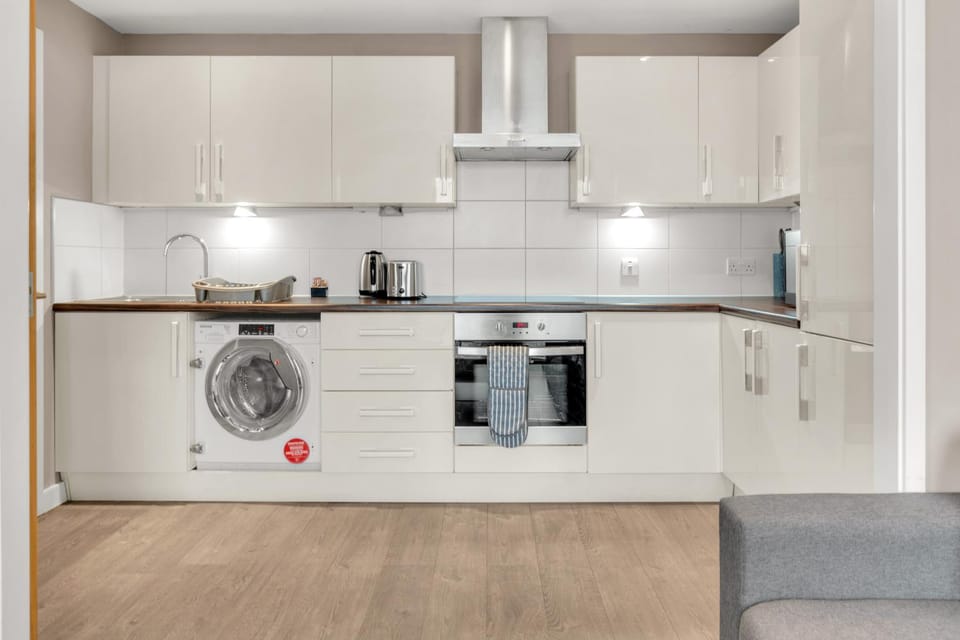 Kitchen or kitchenette, oven, toaster, washing machine