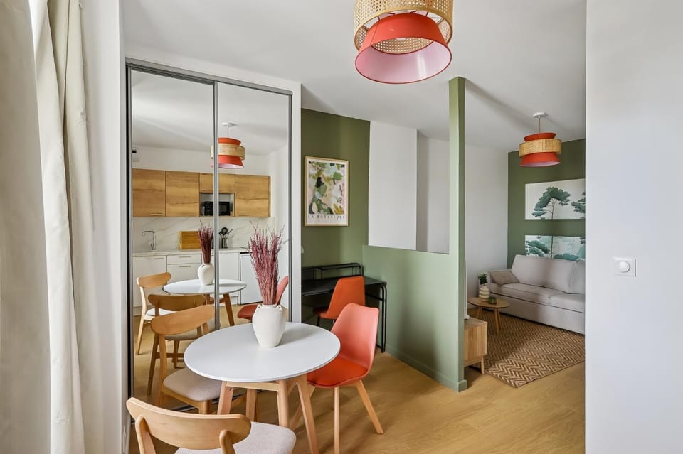Bed, Living room, Seating area, Dining area